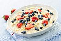 cooked-oatmeal-with-strawberries-blueberries