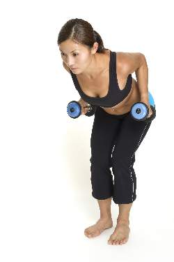 woman-doing-bent-over-dumbbell-rows-middle-position