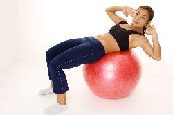 woman-doing-side-cruches-on-exercise-ball-end-position