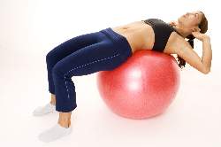 woman-doing-side-cruches-on-exercise-ball-starting-position