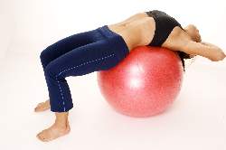 woman-doing-abs-cruches-on-exercise-ball-starting-position